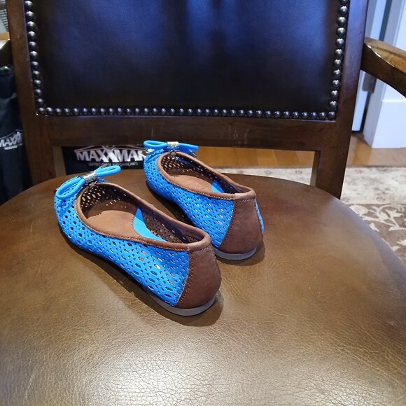 Cute Brand New Blue Flats/Slippers - Picture 4 of 7